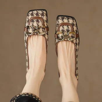Женская повседневная обувь на плоской подошве без шнуровки из ткани в клетку с квадратным носком, украшенная металлической пряжкой, повседневная женская мягкая обувь в стиле ретро