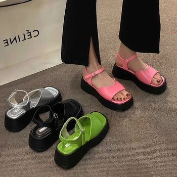 Мягкая кожаная однолинейная пряжка с квадратным носком и открытым носком на толстой подошве, розово-зеленые серебристо-черные сандалии, модная женская обувь